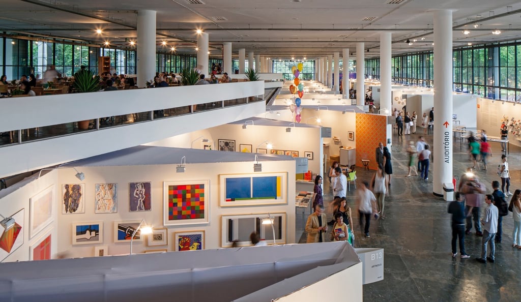 No Brasil, eventos como a SP-Arte têm sido fundamentais para destacar a riqu