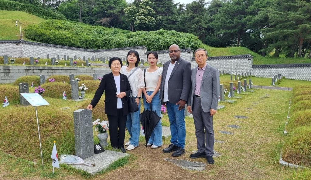 Hang Kang's book is now bringing many visitors to the grave of Moon Jaehak