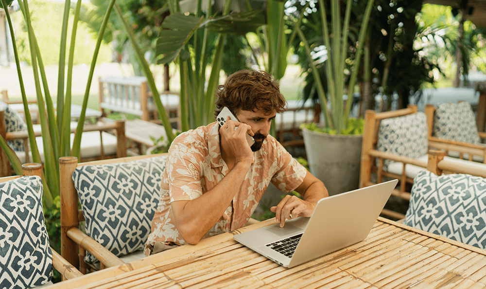 Consultor de Marketing analisando Gráfico de crescimento de negócios com SEO