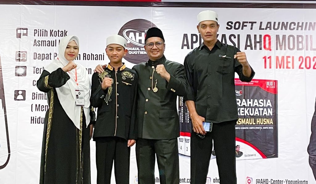 Endah Karunia dan keluarga bersama Gus Salam YS.