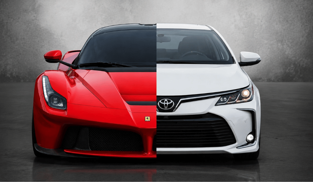 Metade de uma Ferrari e metade de um Toyota lado a lado em fundo neutro