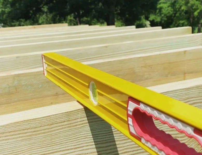 level deck using adjustable deck supports