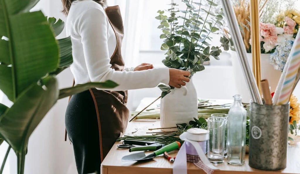 Pessoa cultivando plantas – Atividade criativa em um jardim.
