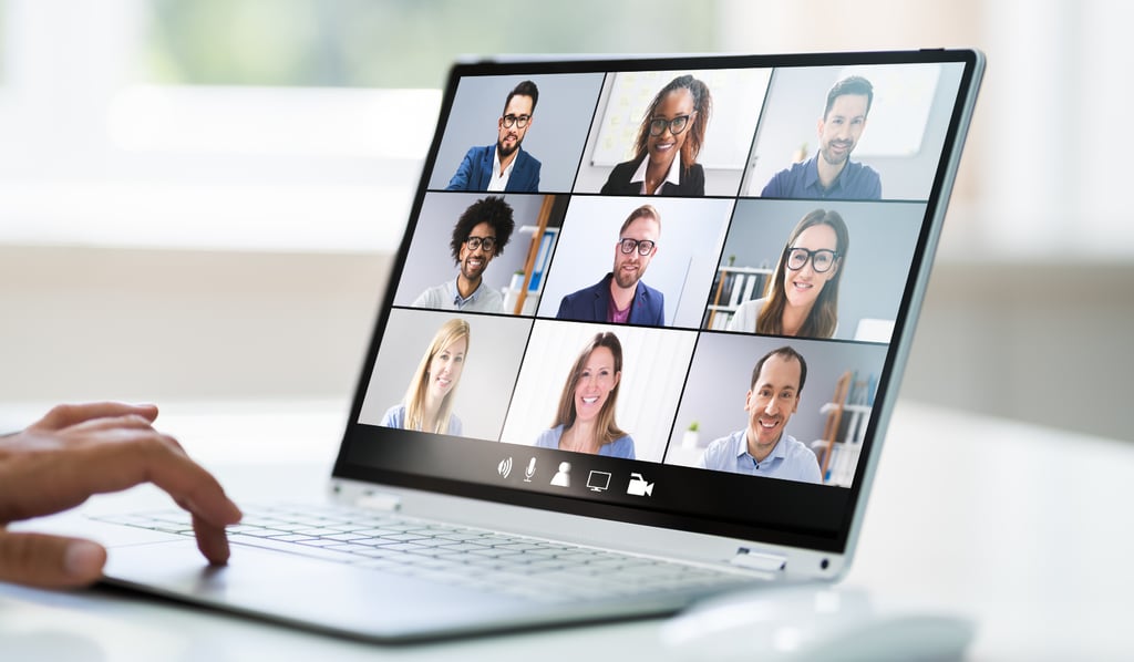 Un consultant marketing fait un webinaire avec ses prospects