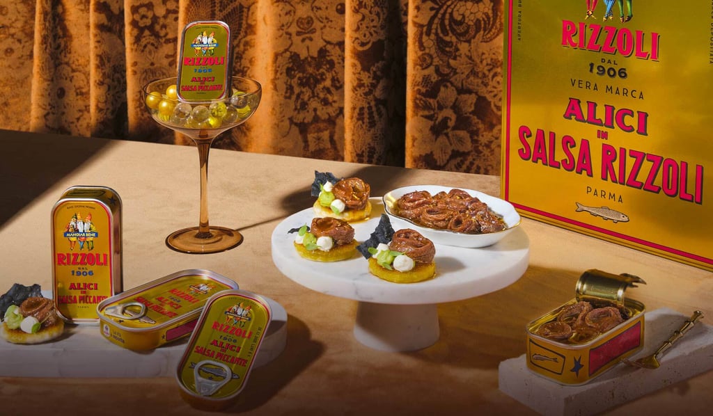 Alici in Salsa Piccante Rizzoli Emanuelli con preparazione gastronomica e confezioni storiche del marchio