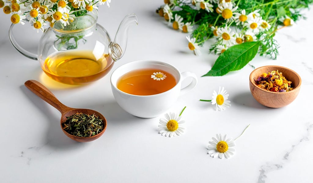 Flores, hojas y té de manzanilla, la manzanilla se utiliza tradicionalmente para reducir el cortisol