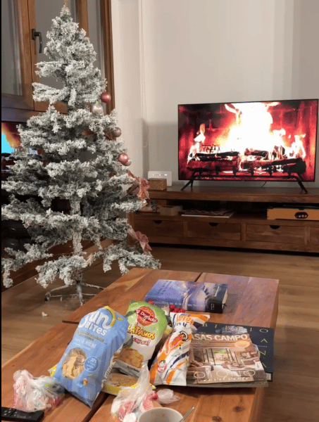 Arbol de Navidad y tele de fondo desde el sofá en Sueños del Garmo