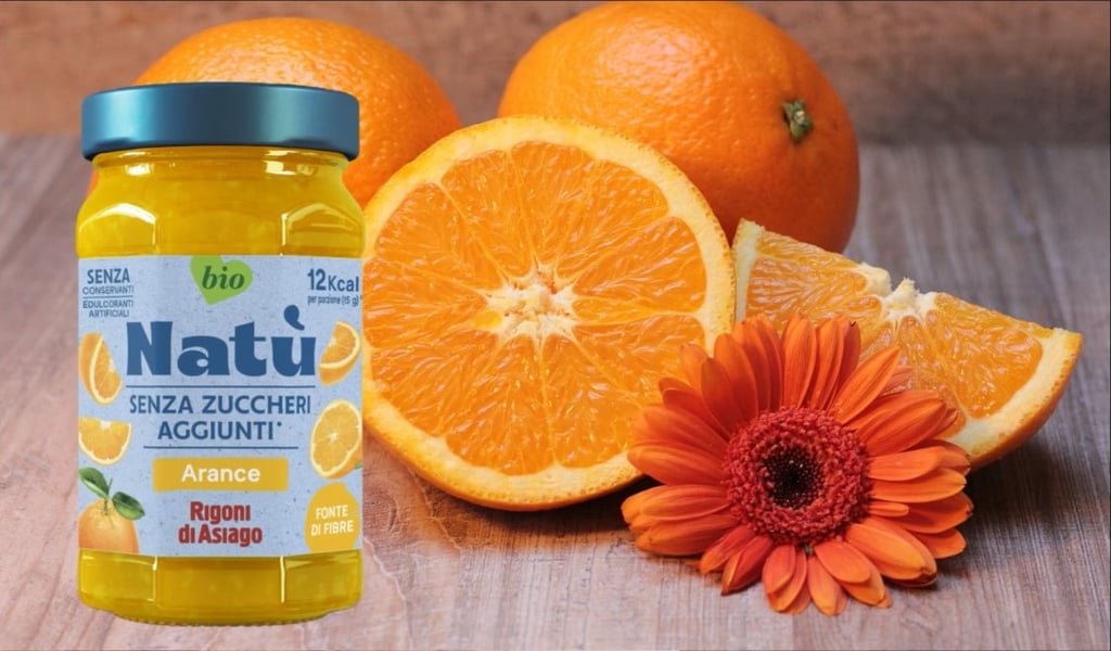 Vasetto Natù arance Rigoni di Asiago con arance fresche sullo sfondo