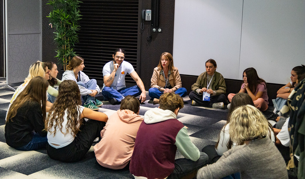 Photos d'un atelier sur le vivre ensemble pour lutte contre le harcèlement scolaire. Eleve assis 