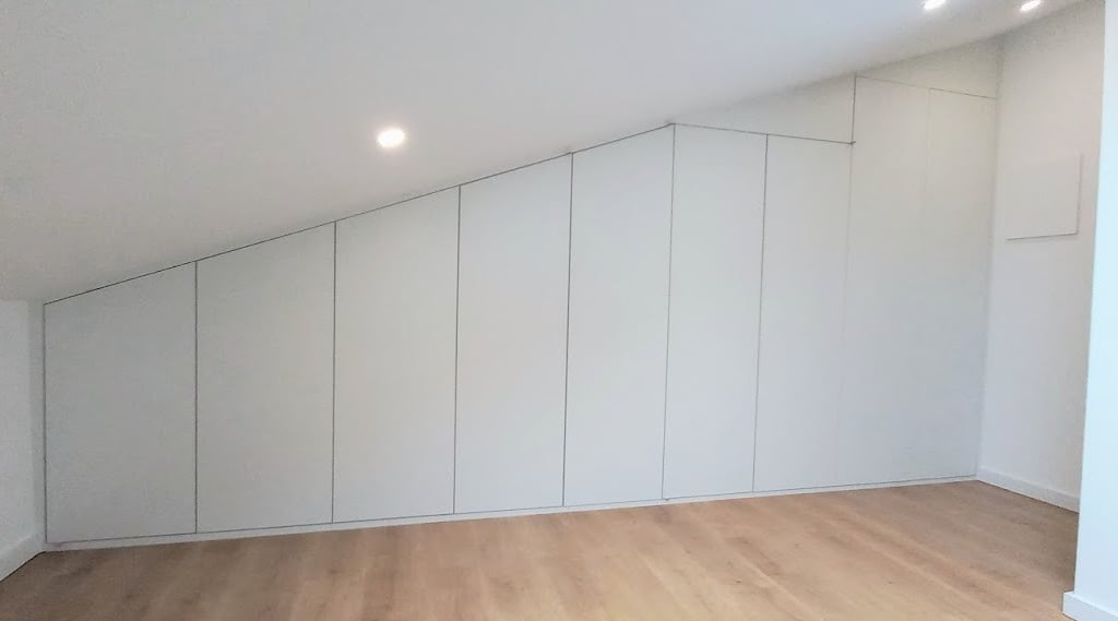 Armários de sótão, armários de escada, carpintaria em Oeiras, roupeiros inclinados