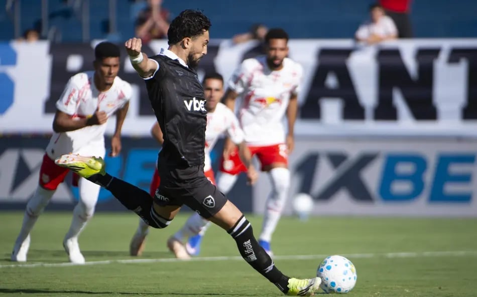 Alex Teles batendo fazendo gol contra Bragantino