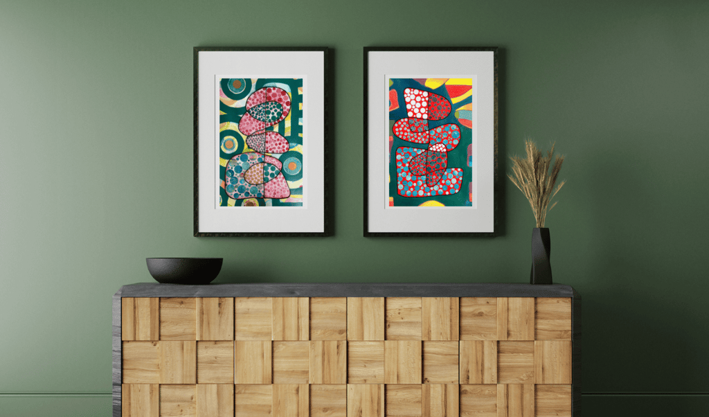 Deux œuvres d'art en collage coloré de Xirkys exposées dans un déor