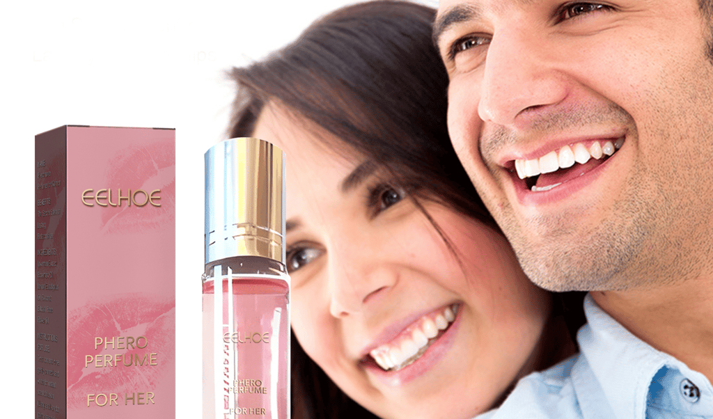 couple souriant avec flacon de parfum