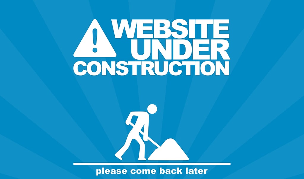 Aviso de sitio web en construcción con mensaje para volver pronto.