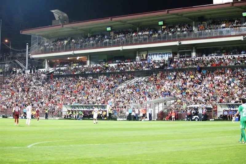 Fan von CFR Cluj im Stadion mit Vereinsfarben und emotionaler Unterstützung während eines Spiels in Cluj-Napoca Rumänien