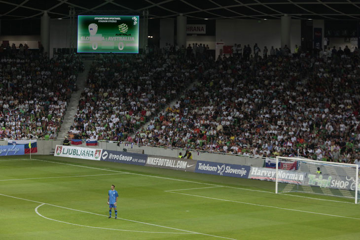 Stadion Stožice in Ljubljana von oben – Heimat von NK Olimpija Ljubljana, umgeben von Stadt und Bergen, mit grünen Tribünen u
