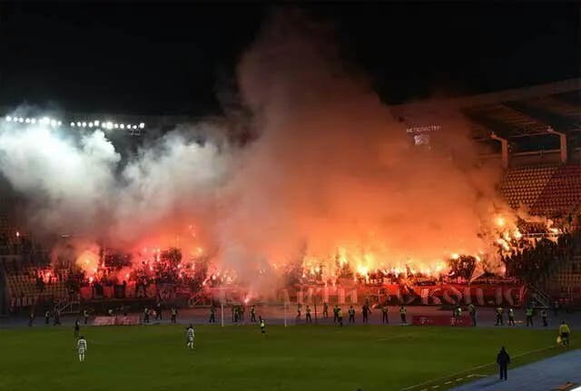 Fans von FK Vardar Skopje in der Nacionalna Arena Toše Proeski beim Spiel