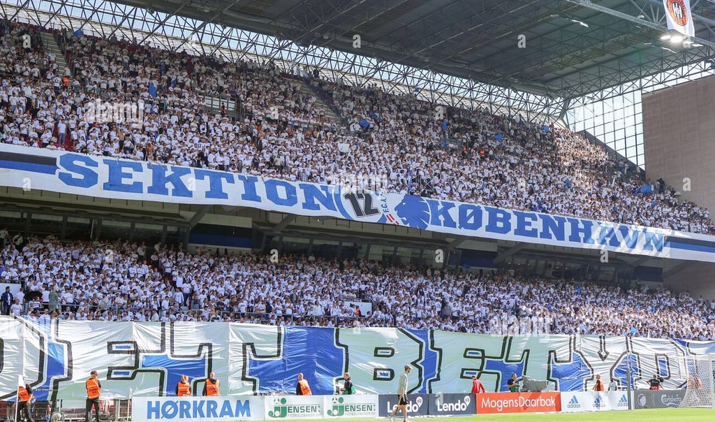 Fan des FC Kopenhagen im Stadion, jubelnd während eines Spiels.