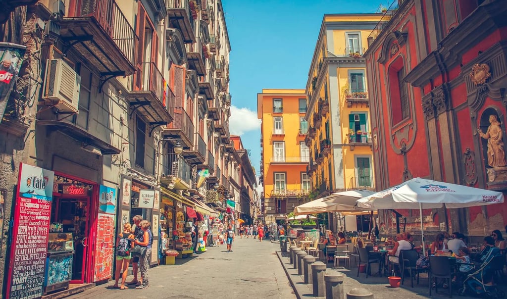 Englische Gassen und bunte Häuser in der Altstadt von Neapel
