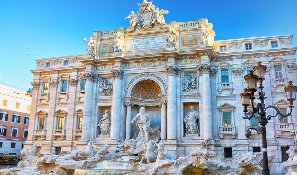 Trevi-Brunnen: „Der Trevi-Brunnen in Rom mit sprudelndem Wasser und kunstvoll gestalteten Skulpturen.
