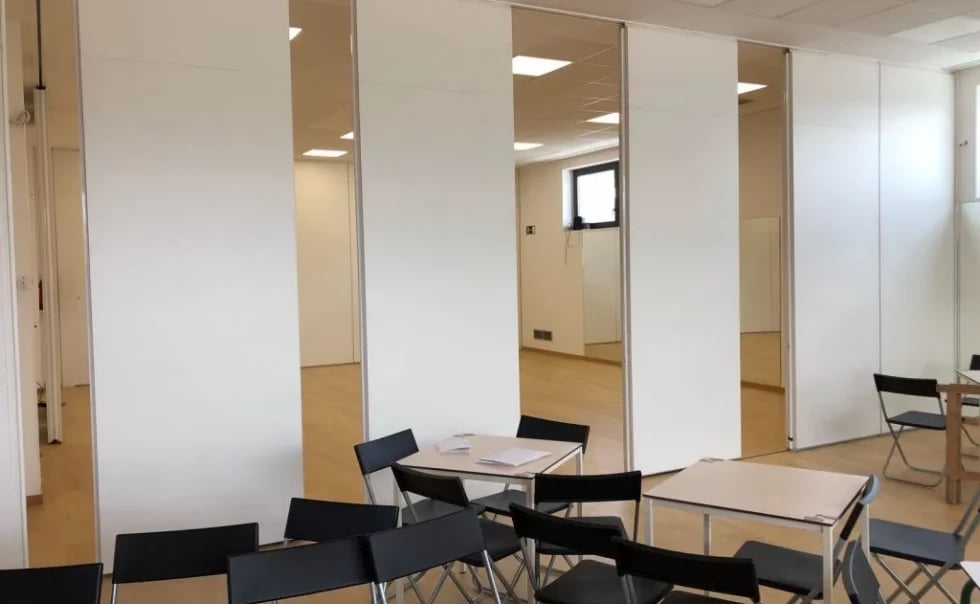 Tabiques móviles en clases y despachos