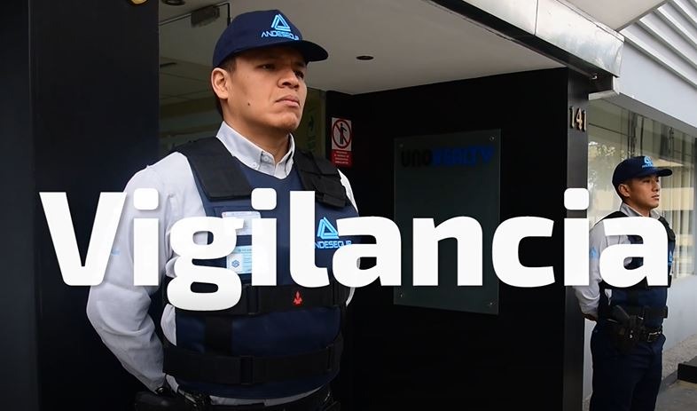 Agente de Seguridad Con Arma vistiendo Chaleco blindado