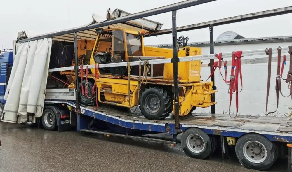 Transport Bagger auf Tieflader