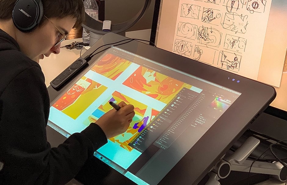 Photo illustratrice animation traditionnelle sur tablette cintiq 27 pouces FEVR Paris Aperol Spritz 