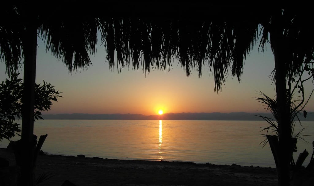 ein Sonnenaufgang über dem Roten Meer mit Blick auf den Sonnenaufgang