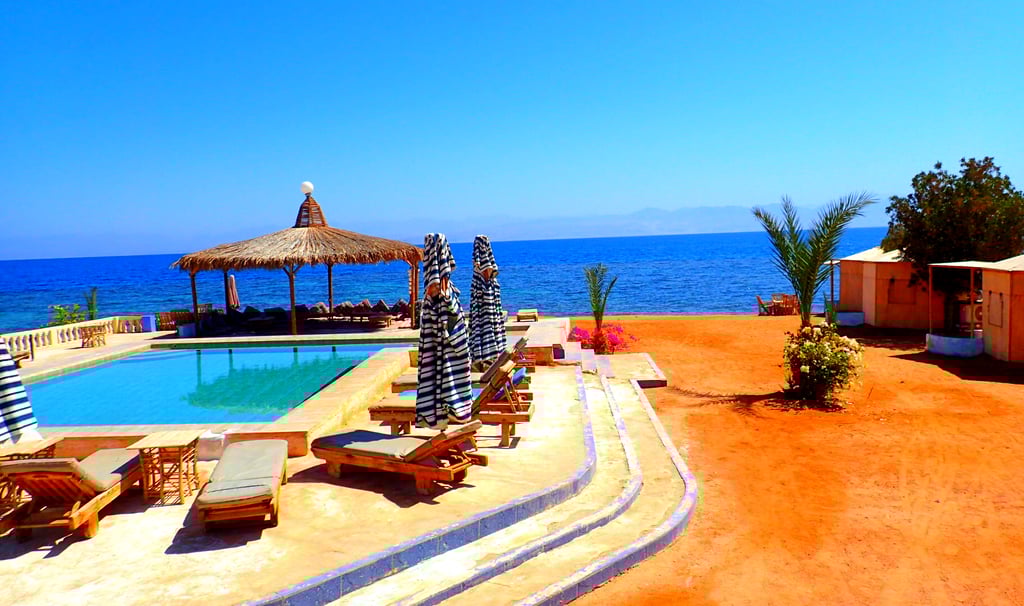 エジプトのビーチ ホリデーで、小さな家族がビーチ ルームに宿泊