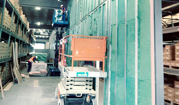 imagem de uma escada elevatória em  um canteiro de obra