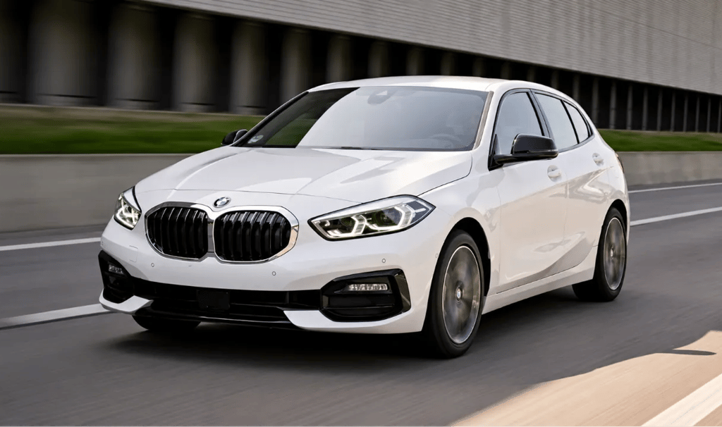BMW 118i 2020 branco em movimento em uma rodovia
