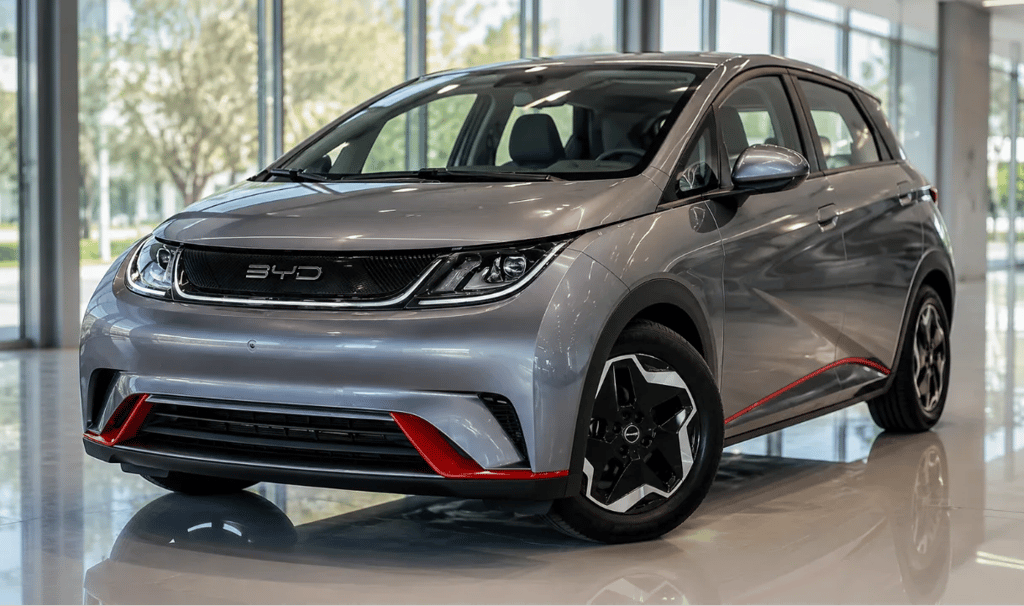 BYD Dolphin em showroom moderno destacando oportunidade no mercado de elétricos usados