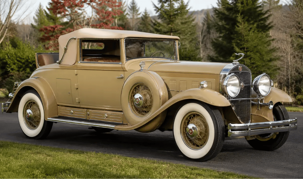 Cadillac V16 de 1930 em ângulo 3/4 frontal exibindo seu design clássico