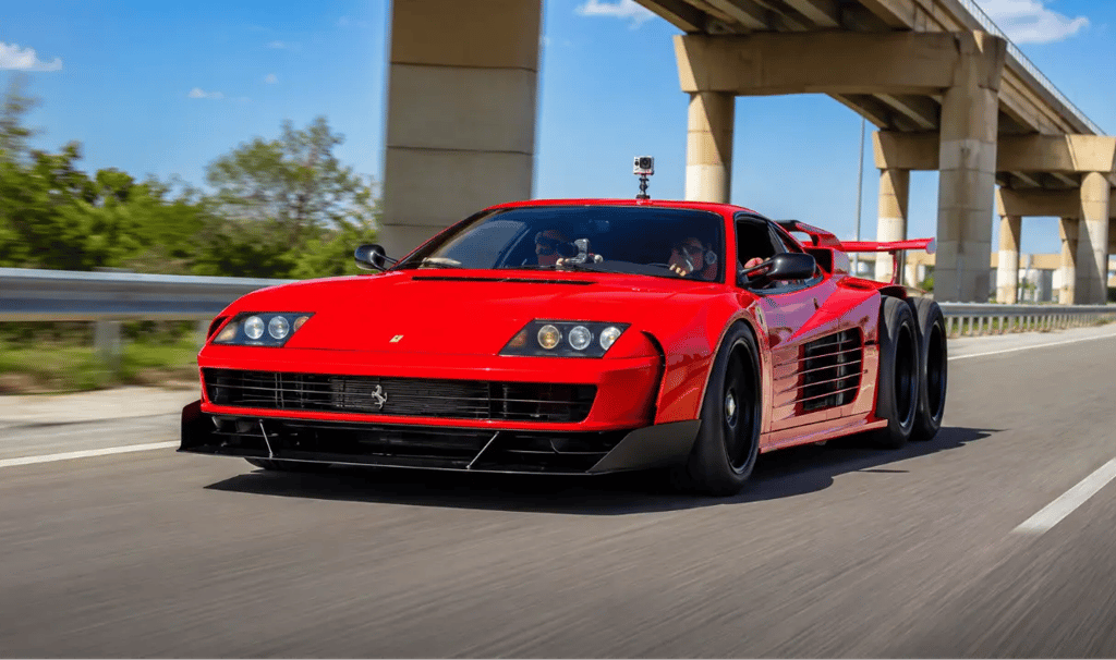 Ferrari Testarossa 6x6 acelerando em rodovia com seis rodas e visual exclusivo