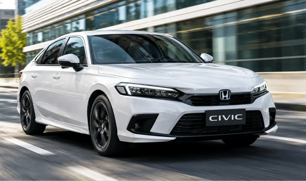 Honda Civic Advanced Hybrid 2026 branco em movimento com vista frontal em ambiente urbano
