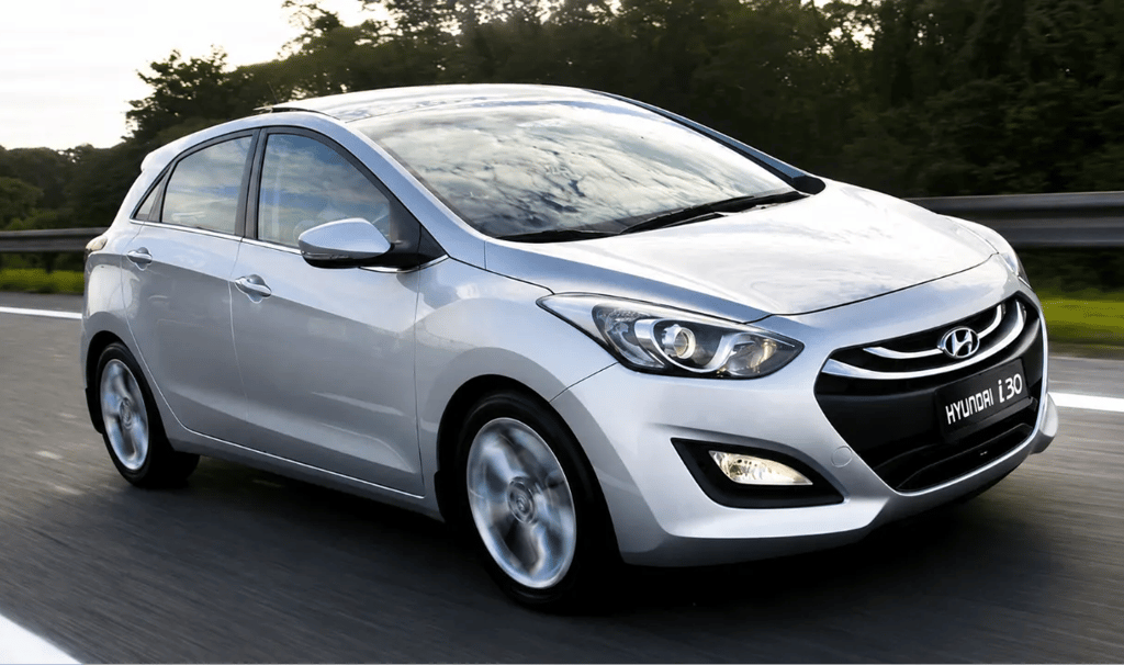 Hyundai i30 prata em movimento na rodovia