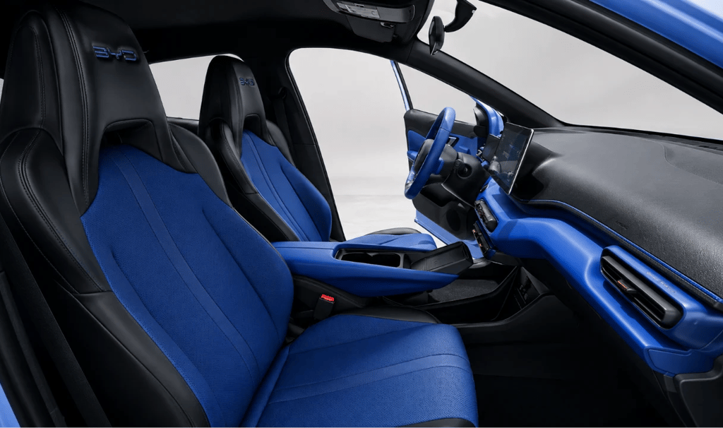 Interior do BYD Dolphin com acabamento azul e visual tecnológico.