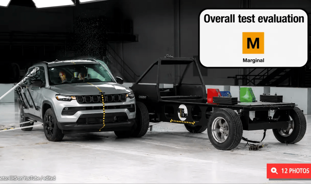 Jeep Compass 2026 durante teste de colisão lateral do IIHS que resultou em nota marginal de seguranç