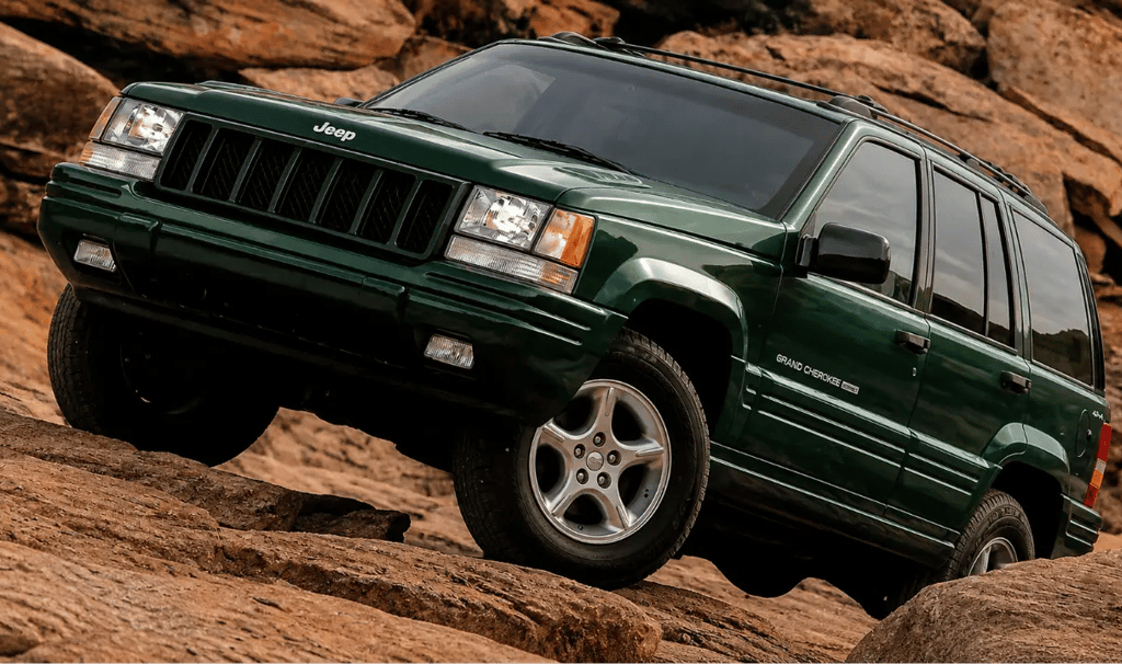 Jeep Grand Cherokee 5.9 Limited verde em trilha rochosa durante teste off-road