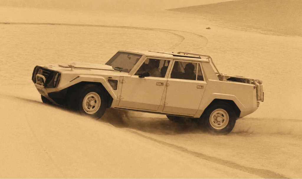 Lamborghini LM002 atravessando dunas no deserto durante teste off-road histórico