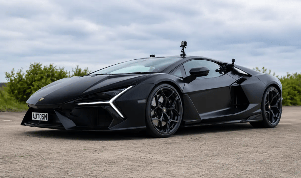 Lamborghini Temerario preta em pista com visual agressivo e esportivo