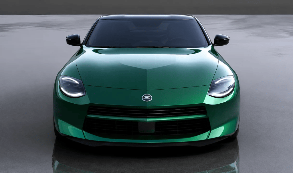 Novo Nissan Z 2027 em verde Shinkai Green visto de frente em estúdio