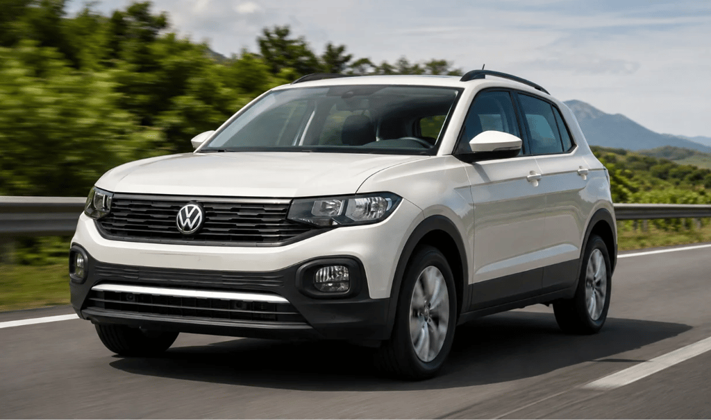 Volkswagen T-Cross Sense 2021 branco em rodovia sob luz natural com visual oficial hiper-realista.