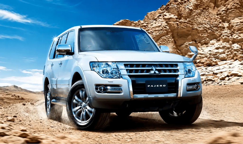 Mitsubishi Pajero atravessa terreno desértico destacando sua capacidade off-road