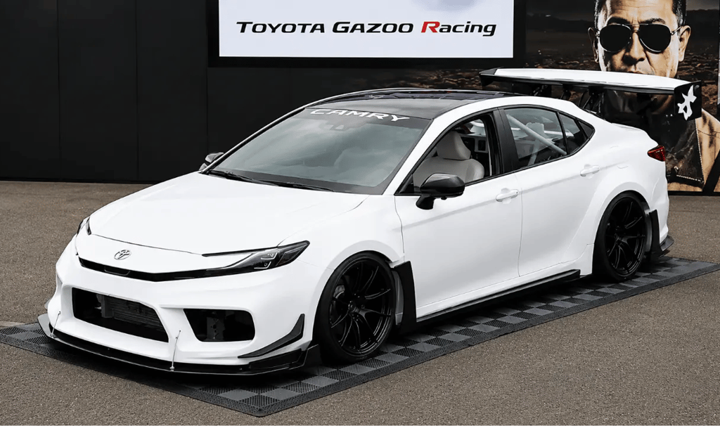 Toyota Camry preparado pela Gazoo Racing com dois motores e aerodinâmica extrema