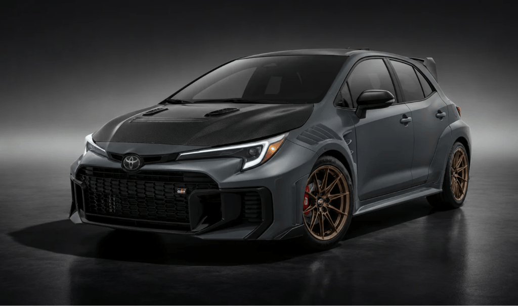 Novo Toyota GRMN Corolla 2026 destaca carroceria aliviada e foco em desempenho