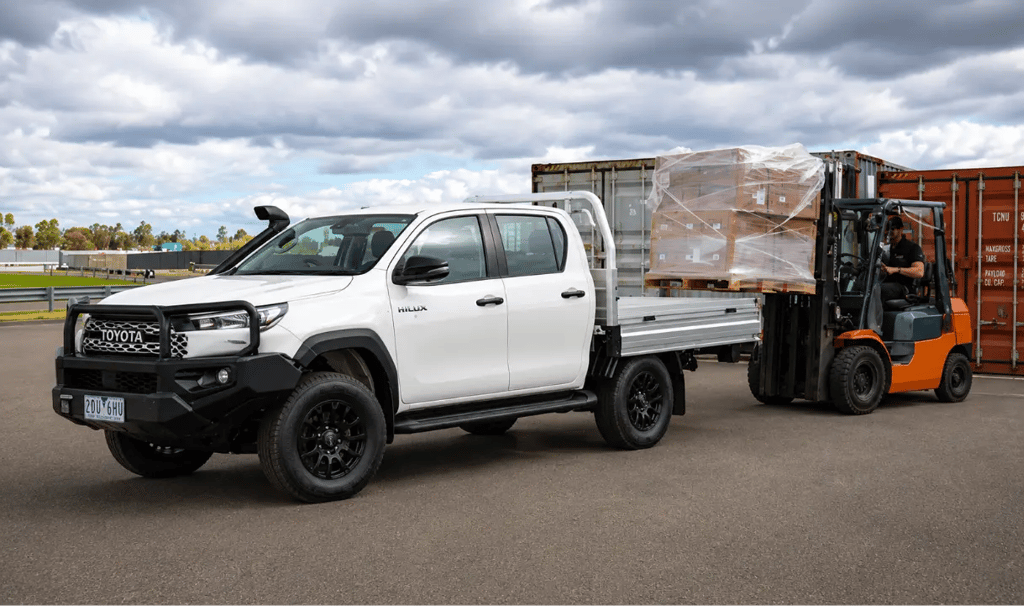 Toyota Hilux Super Duty transportando carga em área industrial