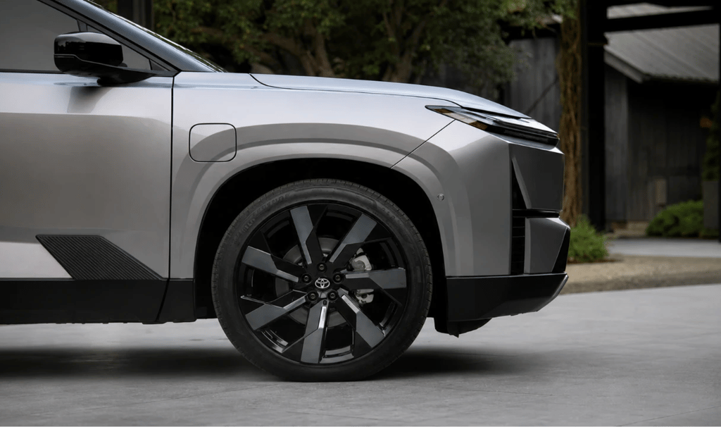 Roda dianteira de SUV Toyota destacando sistema de frenagem regenerativa e design moderno