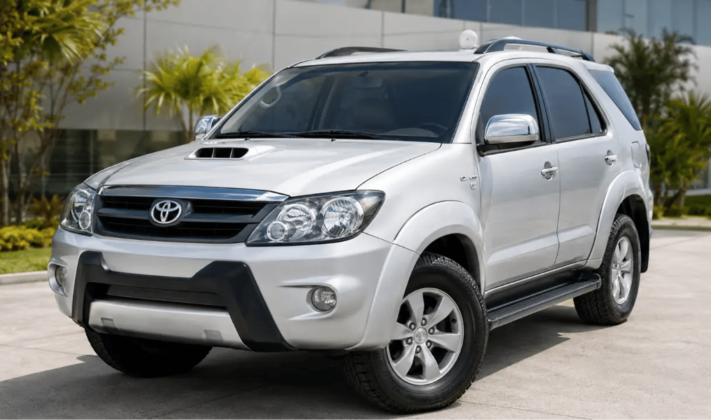 Toyota SW4 2008 prata 4x4 diesel vista de frente em ambiente externo moderno